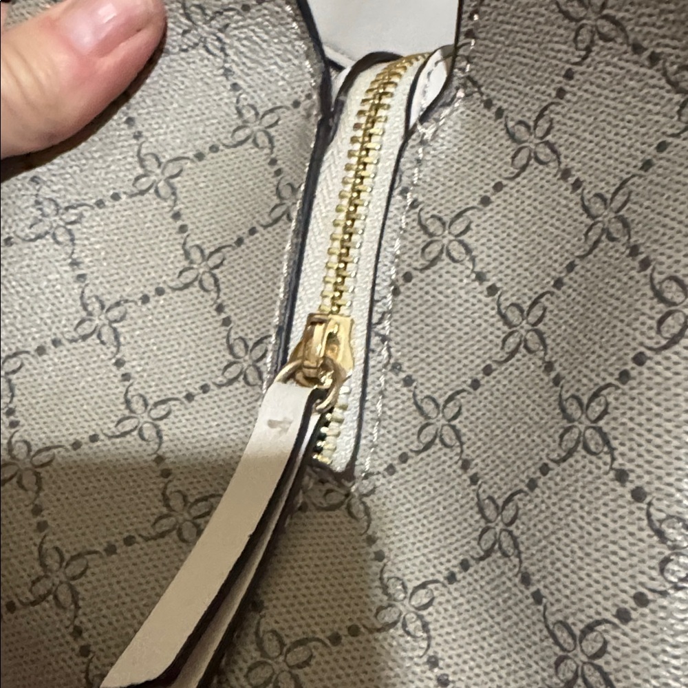 Elegant Beige Designer Handbag Nine West - Picture 4 of 5